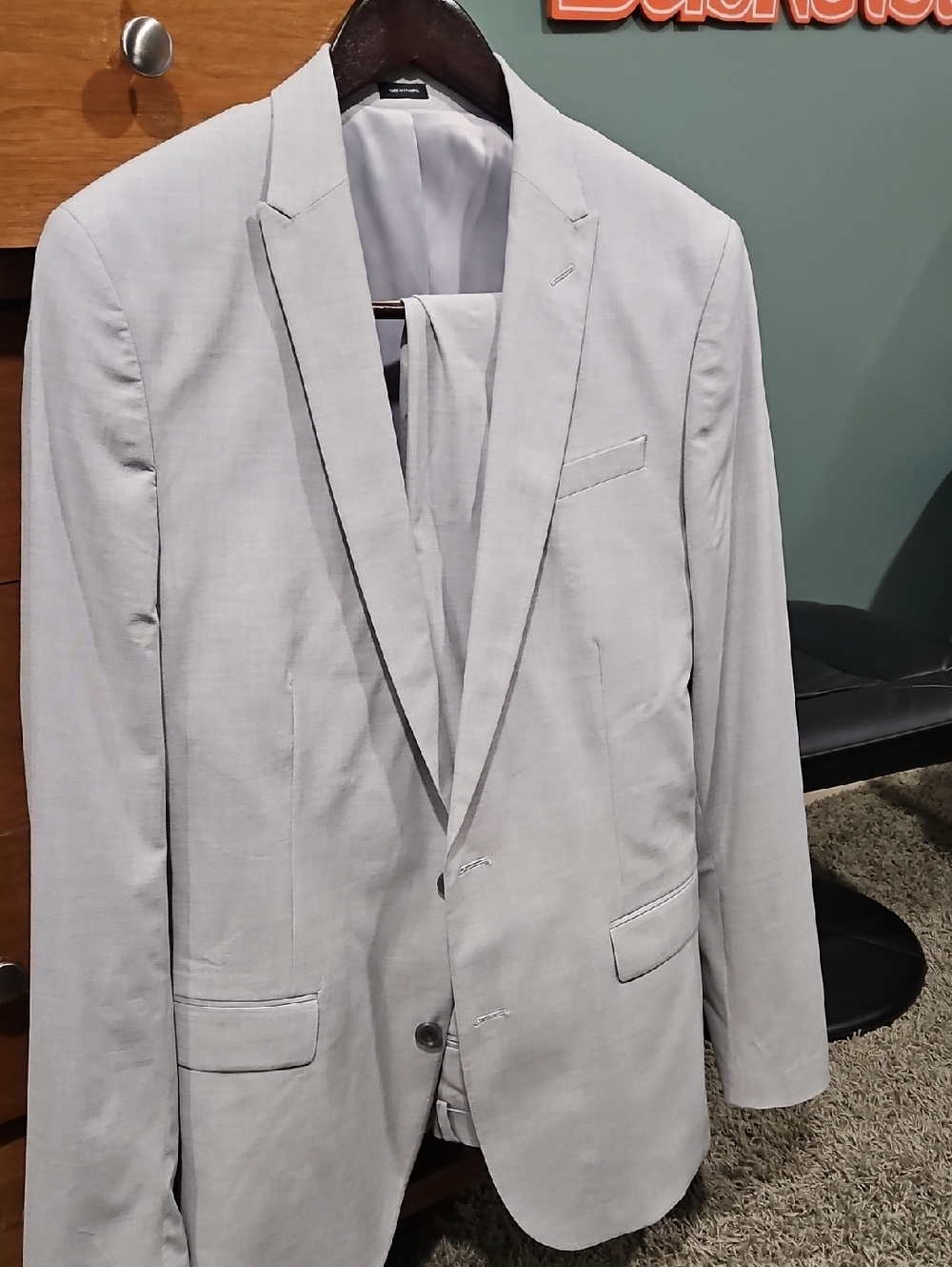 jf j.ferrar Light Gray Men's Suit. 42 L, 34-30 Slim